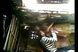 दो विकृत सेक्सी मूवी चलने वाली लड़कियों को लाने के लिए एक छात्र है सेक्स
