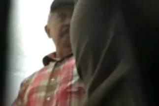 एक गंजा आदमी एक स्ट्रिपटीज़ के बाद यौन संबंध है सेक्सी मूवी चलने वाली