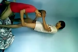 वे आराम करने की सेक्स मूवी देखने वाला इतनी जल्दी में हैं कि चुंबन बिना उतारे गुजर जाते हैं