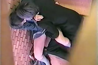 कामुक लड़कियां सक्रिय रूप से लड़के को सेक्सी मूवी का हस्तमैथुन करती हैं और उसे सह बनाती हैं